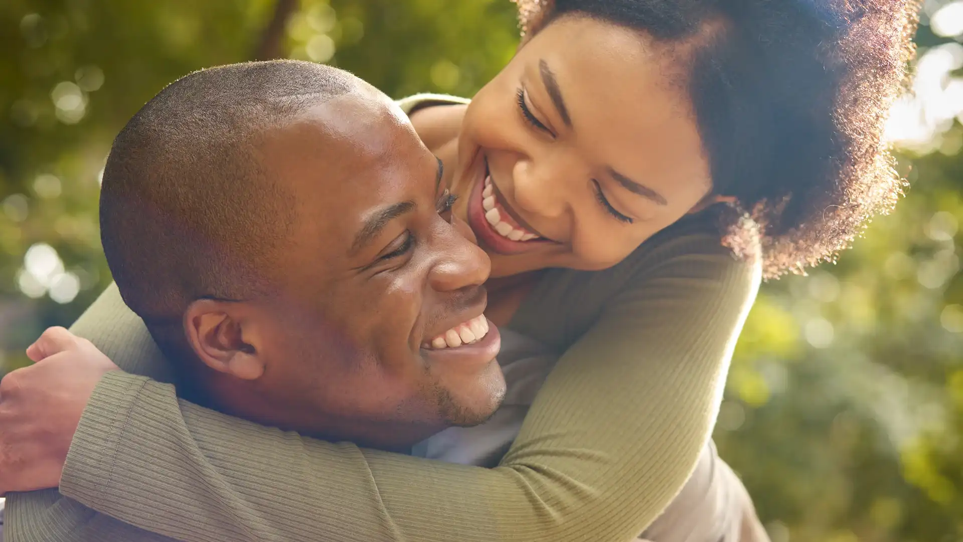 Gluckliches Paar umarmt sich - Paartherapie Erfolg